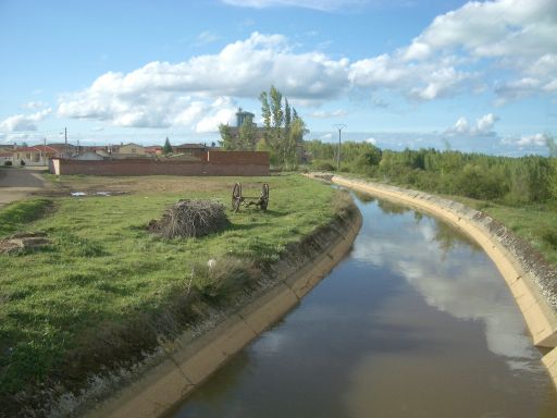El canal hacia la iglesia