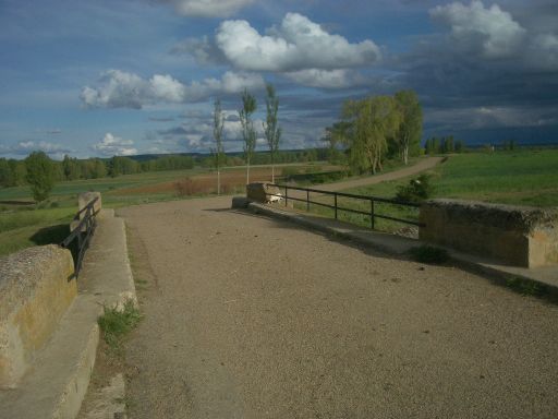 El puente del canal hacia la ermita